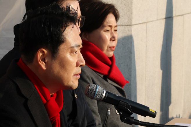 국회 밖 국민의힘 천막 최고위원회의<YONHAP NO-4641>