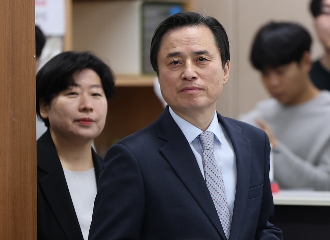 내란특검 최종 브리핑 들어서는 조은석 특별검사<YONHAP NO-4752>