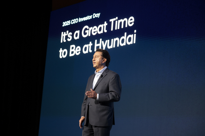 250918 (사진6) 호세 무뇨스 현대자동차 대표이사(CEO) 사장이 '2025 현대차 CEO 인베스터 데이'에서 발표하고 있다 (2)