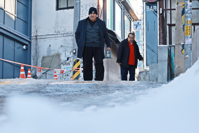 빙판길에 '엉금엉금'<YONHAP NO-3302>