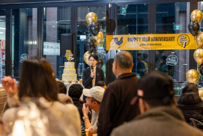 [붙임1] 남화연 다이닝브랜즈그룹 해외사업본부 전무가 bhc 캐나다 1호점 오픈 1주년 기념식에 참석해 기념사를 하고있다.