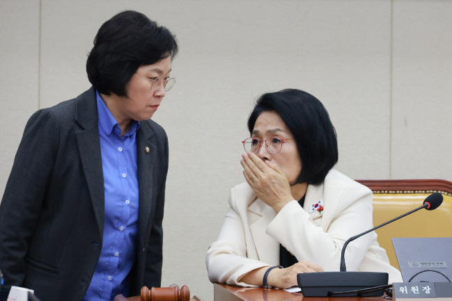 대화하는 최민희 과방위원장-김현 간사<YONHAP NO-5215>