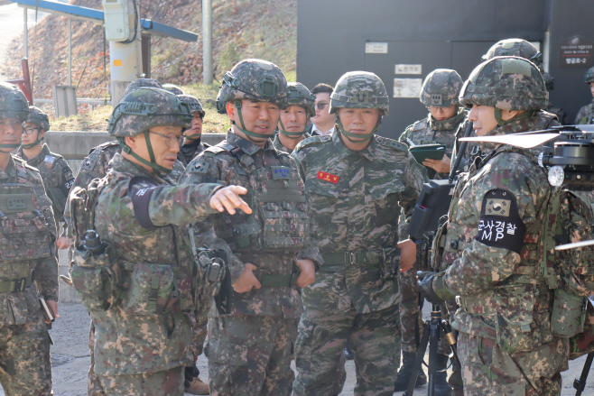 [사진1] 진영승 합참의장이 15일 육군22사 GOP대대를 방문해 작전태세를 점검하고 있다