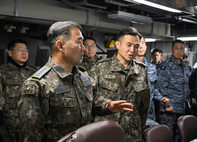 [사진4] 진영승 합참의장이 15일, 해군1함대사령부를 방문해 대비태세를 점검하고 있다