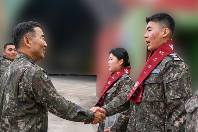 [사진7] 진영승 합참의장이 15일 공군8전투비행단을 방문해 대비태세에 매진하고 있는 장병들을 격려하고 있다