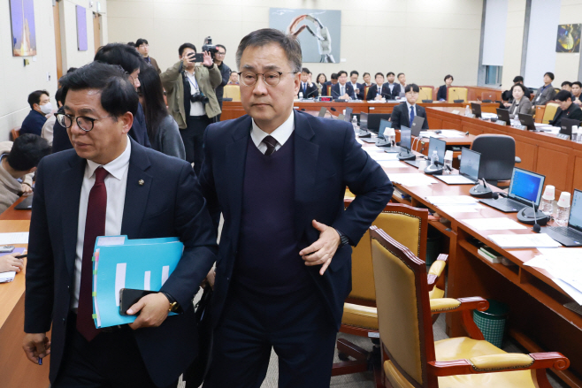 퇴장하는 국민의힘 과방위원들<YONHAP NO-5290>