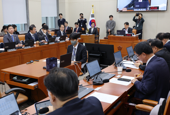국회 정무위원회 전체회의<YONHAP NO-4150>