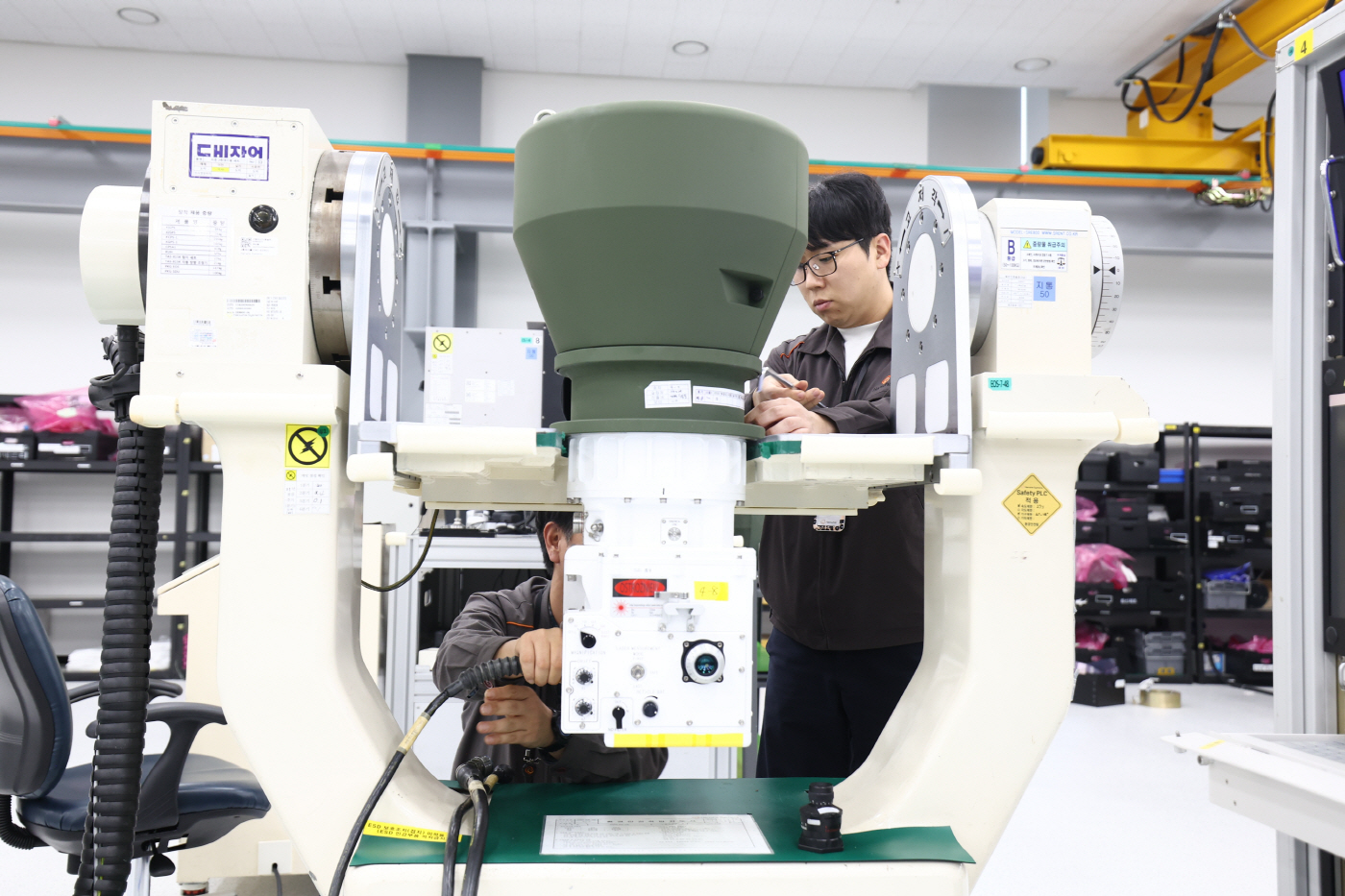 사진14_한화시스템 직원이 시험 작업장에서 K2 전차장 조준경 최종 성능시험을 수행?