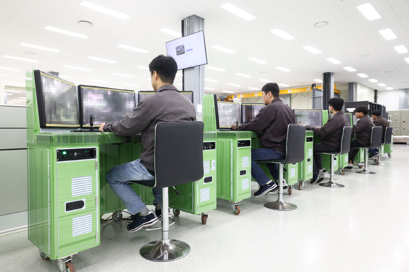 사진7_한화시스템 직원들이 울산급 Batch-III 전투체계(CMS)의 함정 탑재 전 사전 시험을 하고 있다