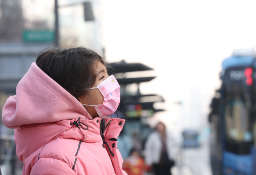 '마스크 필수'<YONHAP NO-5812>