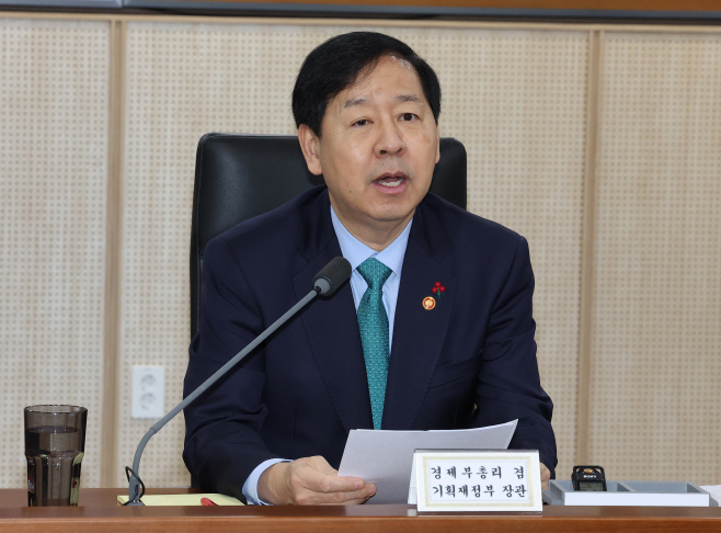 산업경쟁력강화 관계장관회의 겸 성장전략 TF, ...<YONHAP NO-2142>