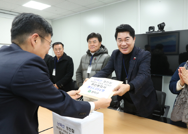 사진 1. 세종정부청사 기획재정부를 방문해 난곡선 경전철 예타 경제성 개선 방안에 대한 주민 동의서를 전달하는 박준희 관악구청장(오른쪽~