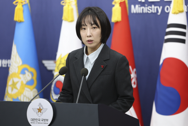 브리핑하는 정빛나 국방부 신임 대변인<YONHAP NO-2639>