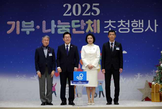 이재명 대통령, 푸르메에 성금전달<YONHAP NO-2617>