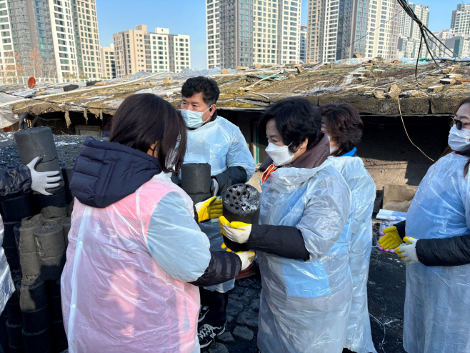 [사진설명] 자생한방병원 임직원들이 ‘사랑의 연탄 나누기 행사’에 참석해 연탄을 나르고 있다