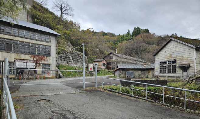 일본 사도광산 초입에 남아있는 옛 건물들<YONHAP NO-4252>