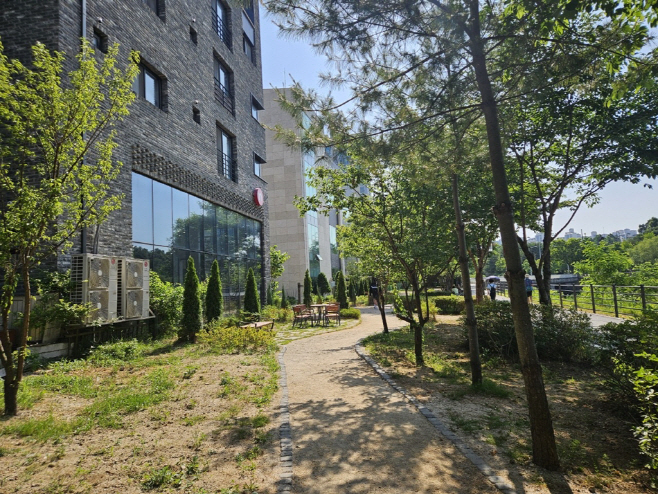 시민소통과([기획]의정부시, 우리동네 정책로드맵 ‘송산2동편’)2-민락천변 쌈지공원 오솔길 및 쉼터