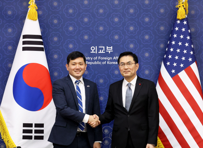 악수하는 정연두 외교전략정보본부장과 케빈 김 ...<YONHAP NO-2545>