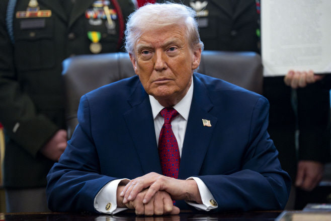 TRUMP MEXICAN BORDER DEFENSE MEDAL <YONHAP NO-1727> (UPI)