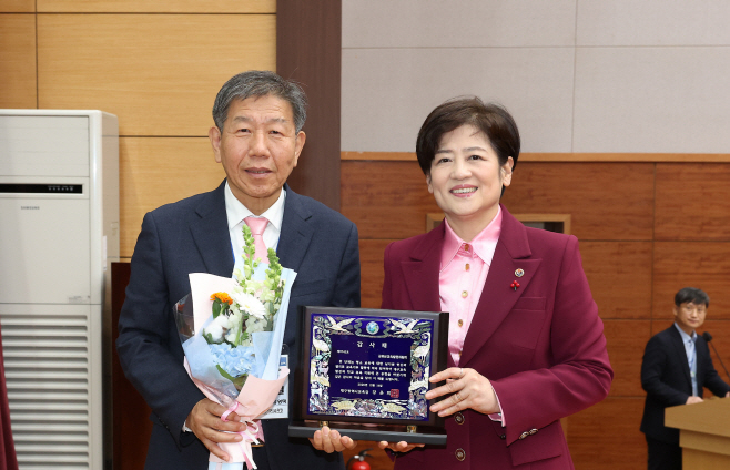 251216_5_2025 사랑나눔 교육기부 유공자 유공기관(단체) 감사패 수여식(군위교육발전위원회)_총무과