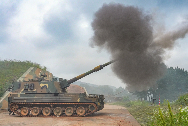 4. 6.25.(수) 서북도서방위사령부 해상사격훈련 간 해병대 6여단 K-9자주포가 사격을 실시하고 있다.