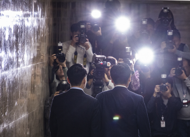 의원총회 향하는 정청래 대표<YONHAP NO-3502>