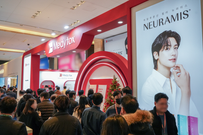 [사진자료 1] 지난 14일 2025 대한레이저피부모발학회 국제 추계학술대회에 참가한 의료 관계자들이 메디톡스 부스를 관람하고 있다.