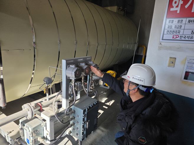 3. 한국석유공사가 15일 울산 소재 중소규모 위험물 취급사업장인 한국석유공업을 방문해 재난안전컨설팅을 실시하고 현장 점검을 진행하는 모습