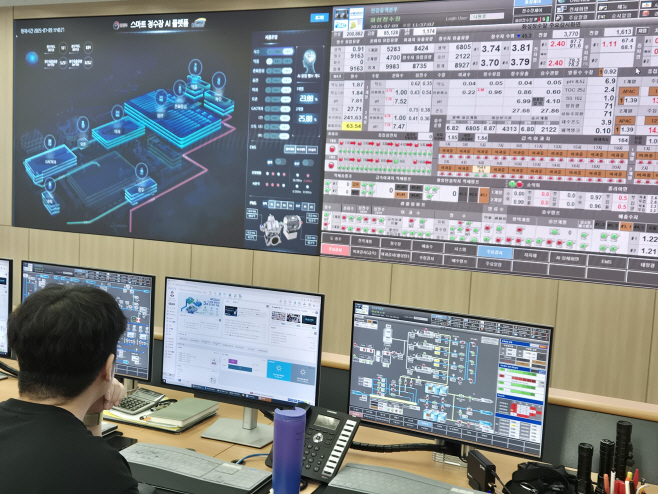 한국수자원공사 관계자가 경기도 화성에 있는 화성정수장의 중앙조정실에서 2