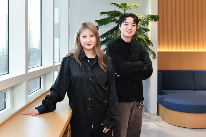 사진 2. 에잇세컨즈 MD 최재연 프로(오른쪽), 디자이너 이수현 프로