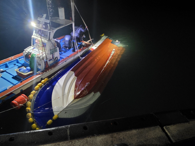 인양작업 중인 사고선박 A호