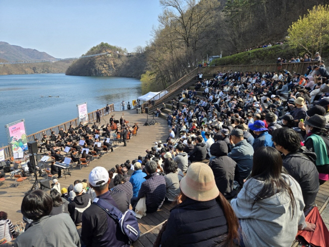 농다리 축제 사진(군립교햑안단 공연)