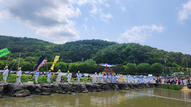 농다리 축제 사진(상여다리 건너기)
