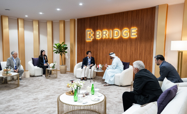 [CJ 사진자료_3] CJ그룹 이재현회장과 주요 경영진들이 압둘라 알 하마드 UAE 국립 미디어 오피스 의장과 만나 사업 전략을 논의했다_2 (1)