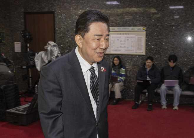 내란 전담재판부 논의 의총 향하는 김병기 원내대표<YONHAP NO-3506>