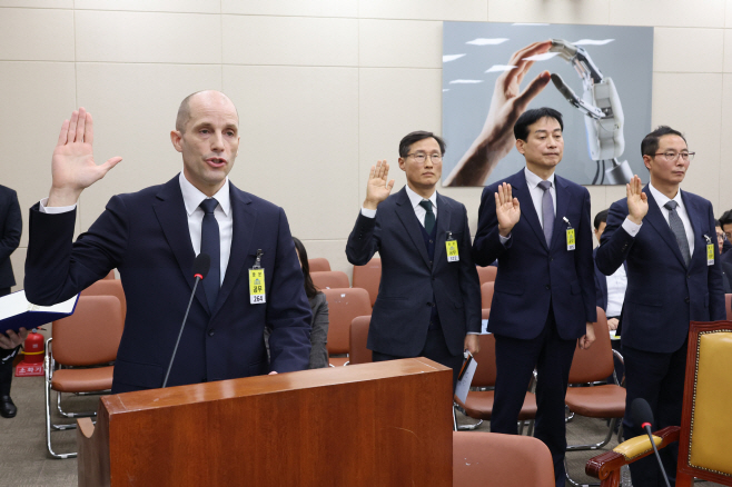 쿠팡 침해사고 관련 청문회 증인 선서<YONHAP NO-2376>