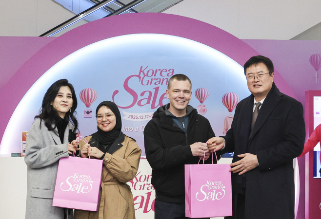 기념 촬영하는 이부진 한국방문의해 위원장<YONHAP NO-3547>