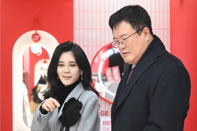 티르티르 매장 방문한 이부진 위원장과 김대현 ...<YONHAP NO-3541>