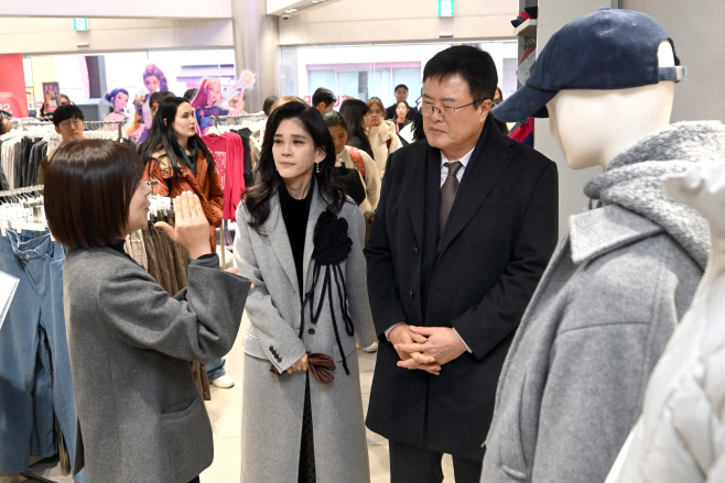 코리아그랜드세일 현장점검하는 이부진 위원장과...<YONHAP NO-3527>