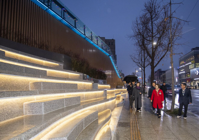3. 박희영 용산구청장(앞줄 가운데)이 이태원 전망대 계단식 좌석을 살펴보고 있다