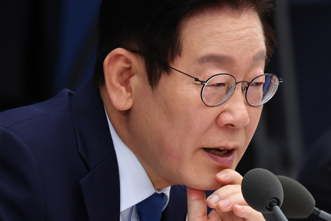 한국석유공사 관계자에게 질문하는 이재명 대통령