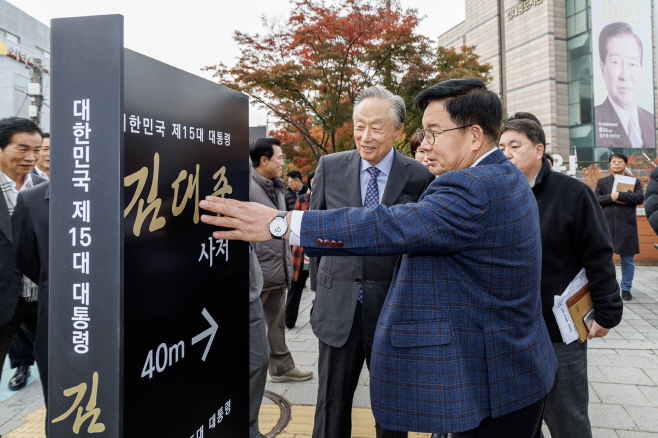 박강수 마포구청장이 명예도로 김대중길에 세워진 안내판을 살피고 있다.