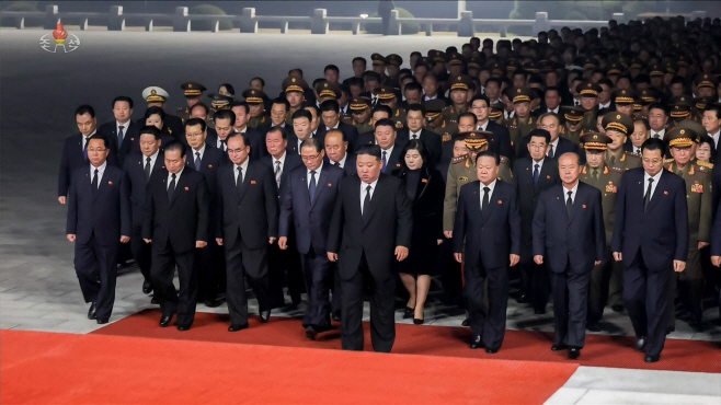 김정은, 김정일 14주기 맞아 금수산태양궁전 참배<YONHAP NO-1801>