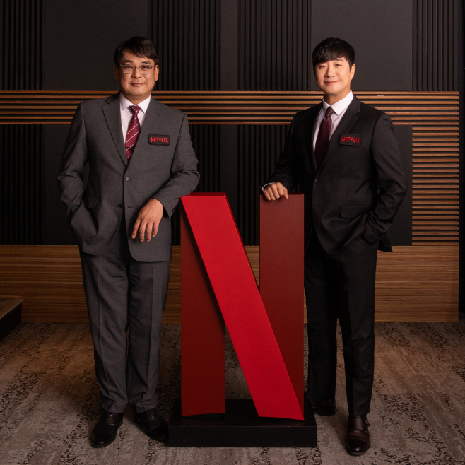 [사진자료2] 한국어 스포츠 해설에 참여하는 황현철 복싱 전문 해설위원과 배성재 아나운서