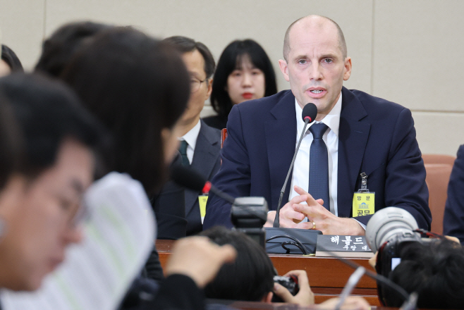 의원 질의에 답변하는 해롤드 로저스 쿠팡 대표이사<YONHAP NO-2475>