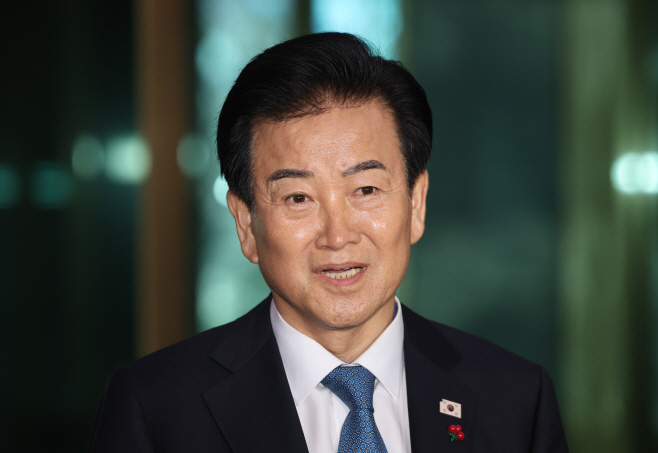 입장 밝히는 정동영 장관<YONHAP NO-2813>