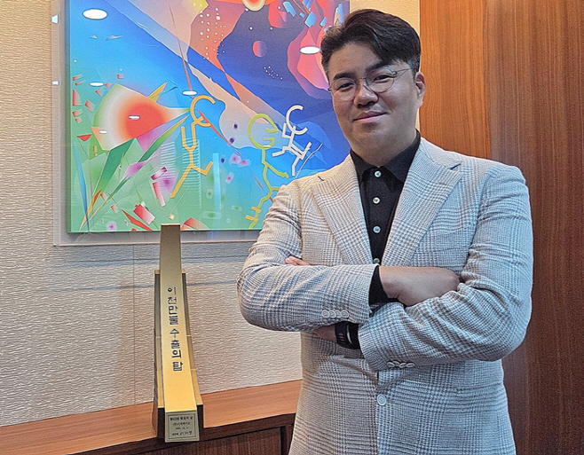 [사진자료] 시지바이오, 유현승 시지바이오 대표가 2000만불 수출의 탑 수상 기념촬영을 하고 있다.