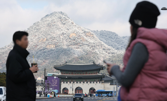 눈 내린 북악산<YONHAP NO-3496>