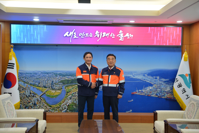 [고려아연 보도자료]고려아연, 국내 채용규모 2배 확대…온산제련소 고도화 박차_최윤범 회장, 김두겸 울산시장에 미국제련소 계획과 시너지 설명_251217