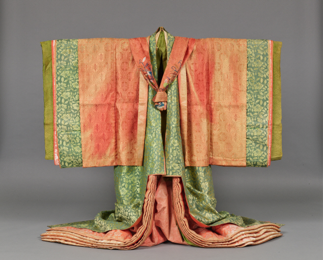 4. 일본 궁정에서 여성이 갖춰 입는 옷